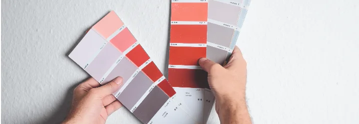 Hände halten Farbmuster